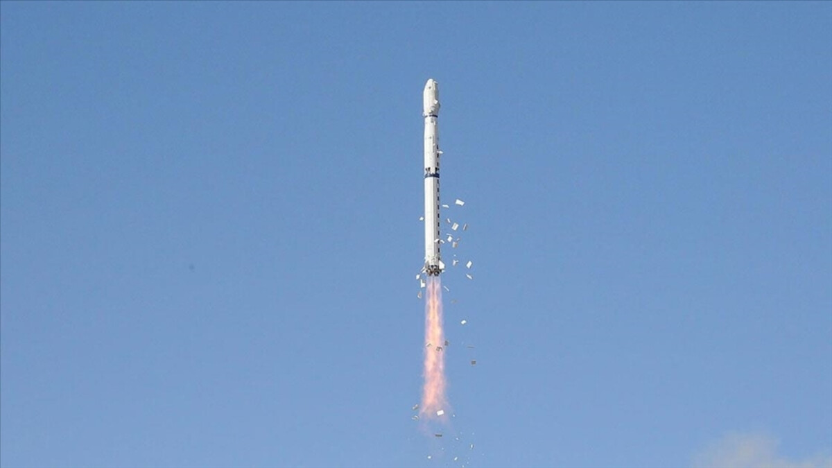 Çin kendi rekorunu kırdı! Tek seferde 41 uydu fırlatıldı