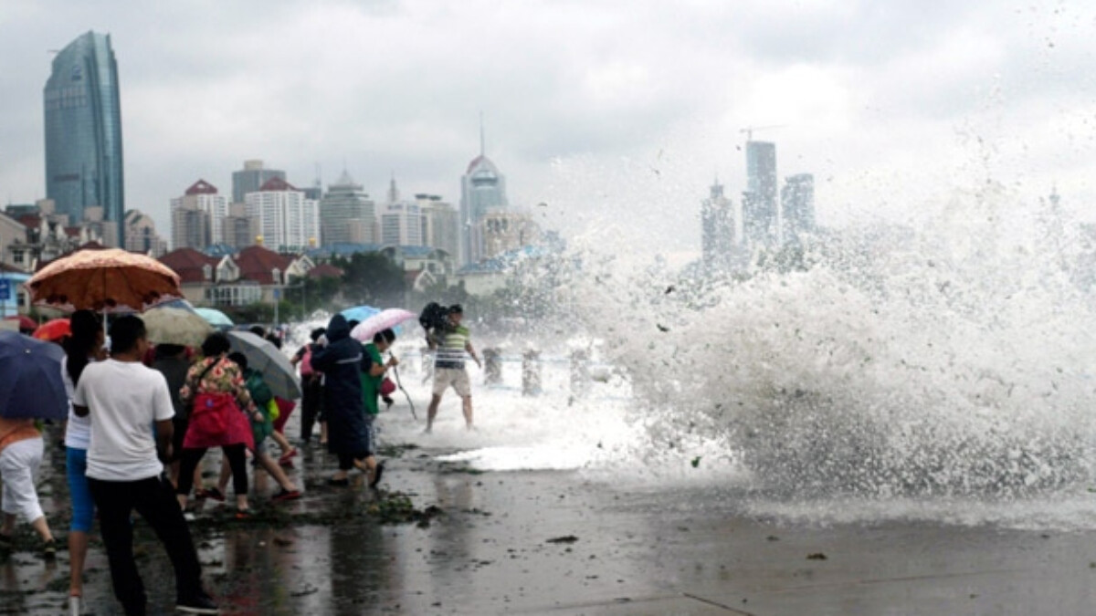 Çin’de kafe çalışanları fırtınada tuttukları tenteyle birlikte havalandı