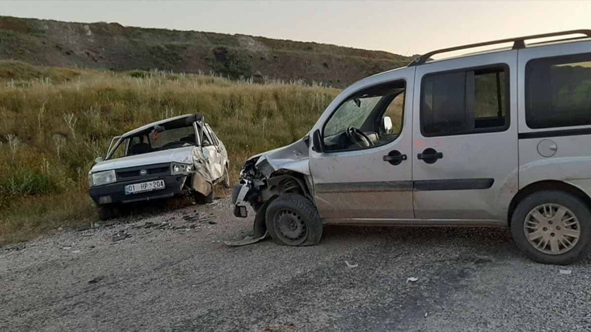 Çorum’da iki araç çarpıştı, düğüne giden 8 kişi yaralandı