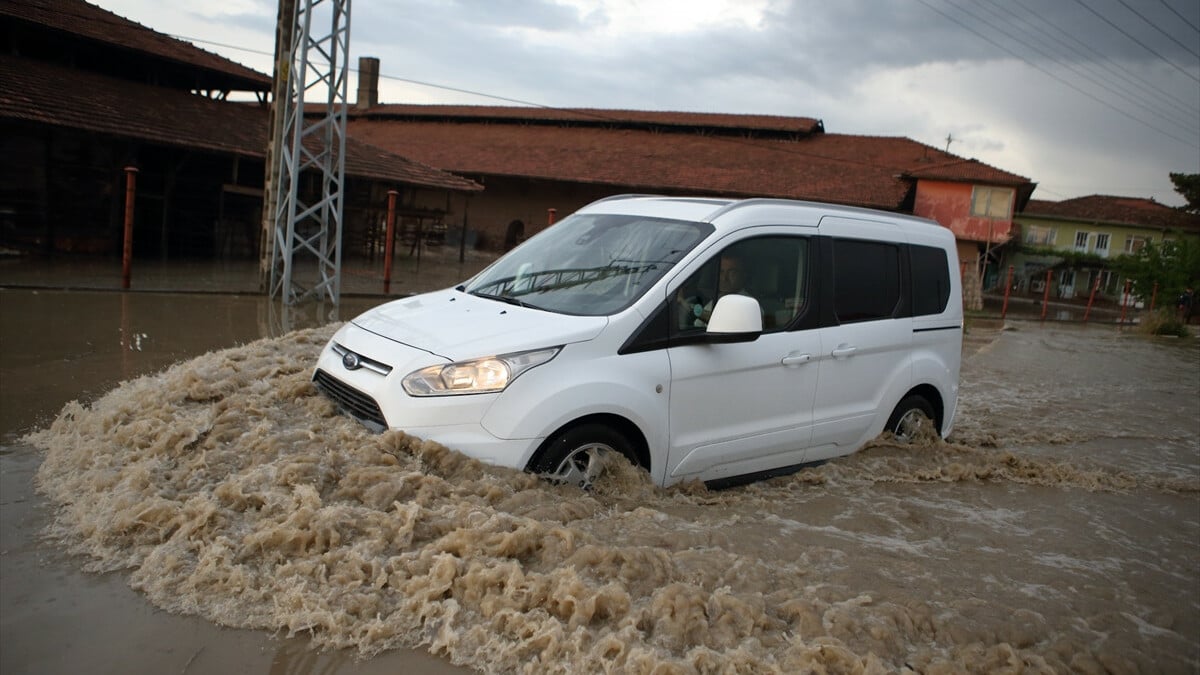 Çorum’da sağanak etkili oldu: Şehri sel götürdü