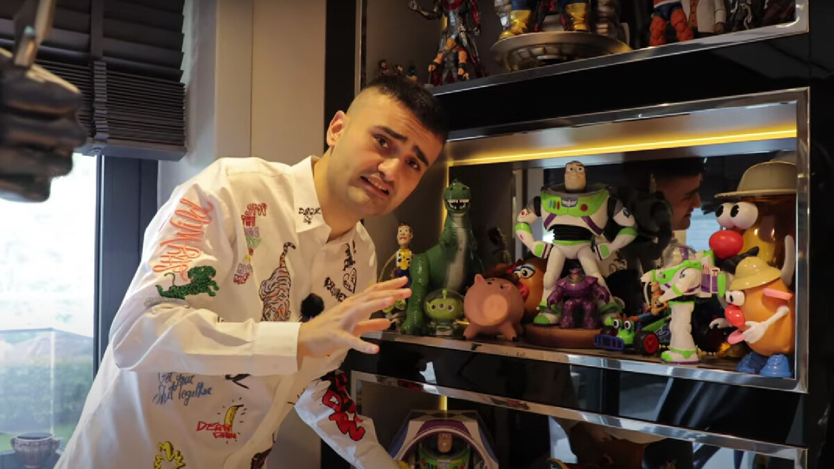 CZN Burak evini gezdirdi! Adeta oyuncak müzesi…