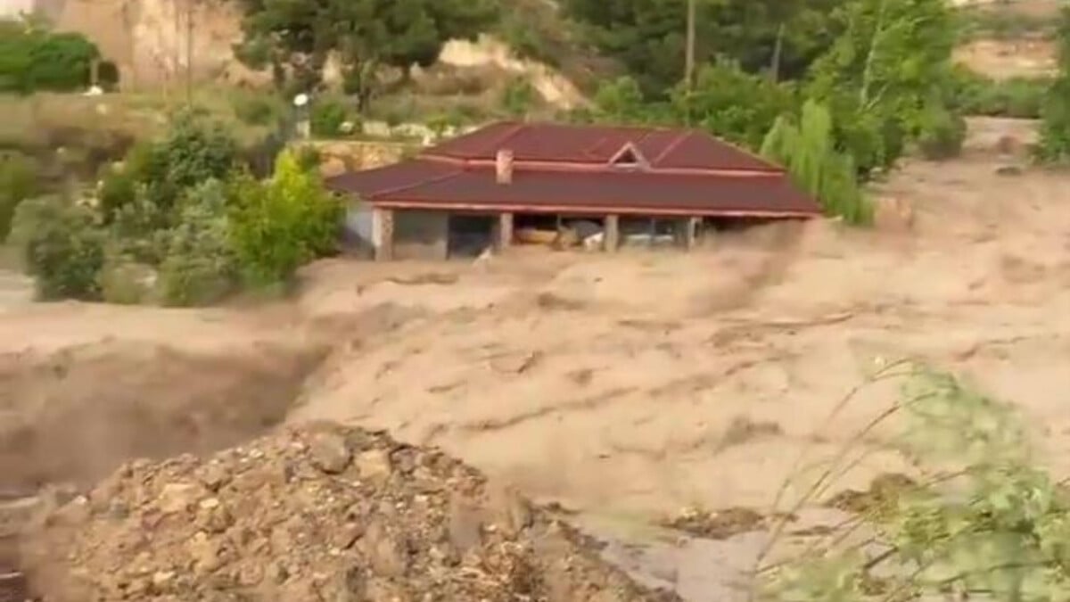 Denizli’de sel felaketi: Azgın sular restoranı yuttu