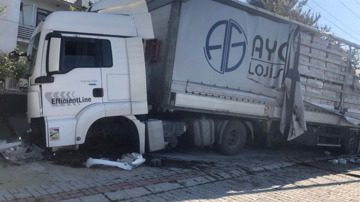 Denizli’de sürücü uyudu! Tır evin bahçesine girdi