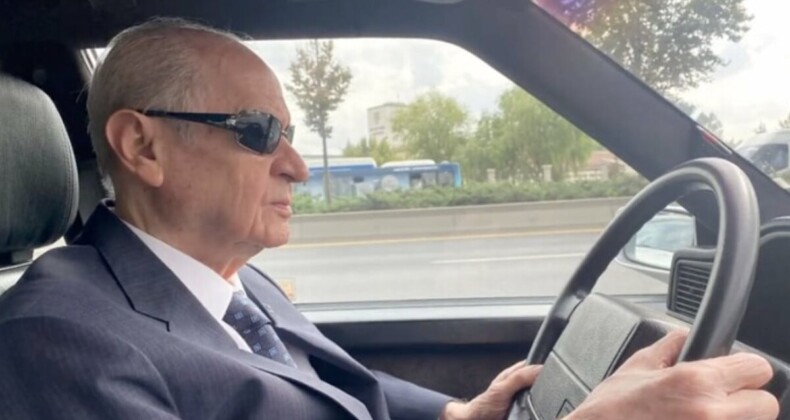 Devlet Bahçeli klasik otomobiliyle Ankara’yı gezdi