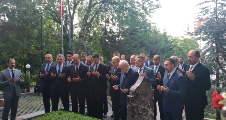 Devlet Bahçeli’den Alparslan Türkeş’in kabrine ziyaret