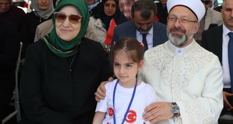 Diyanet İşleri Başkanı Ali Erbaş: Bayrağını seven çocuklar yetiştirmenin gayretindeyiz