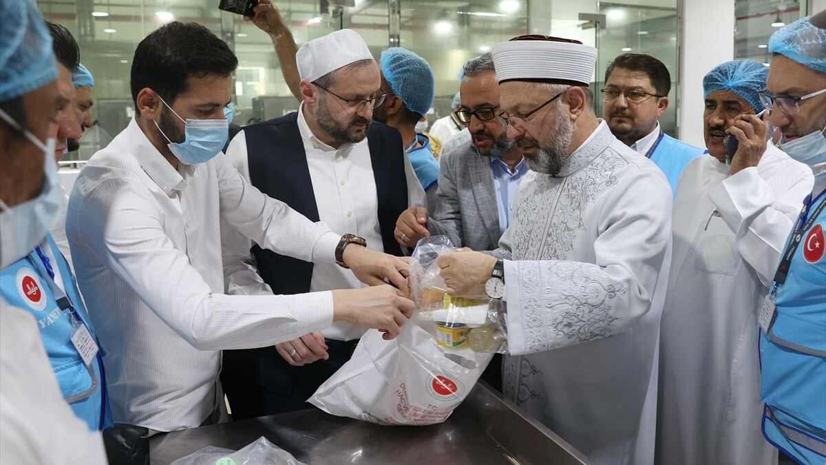 Diyanet İşleri Başkanı Ali Erbaş, Diyanet’in Mekke mutfağını ziyaret etti