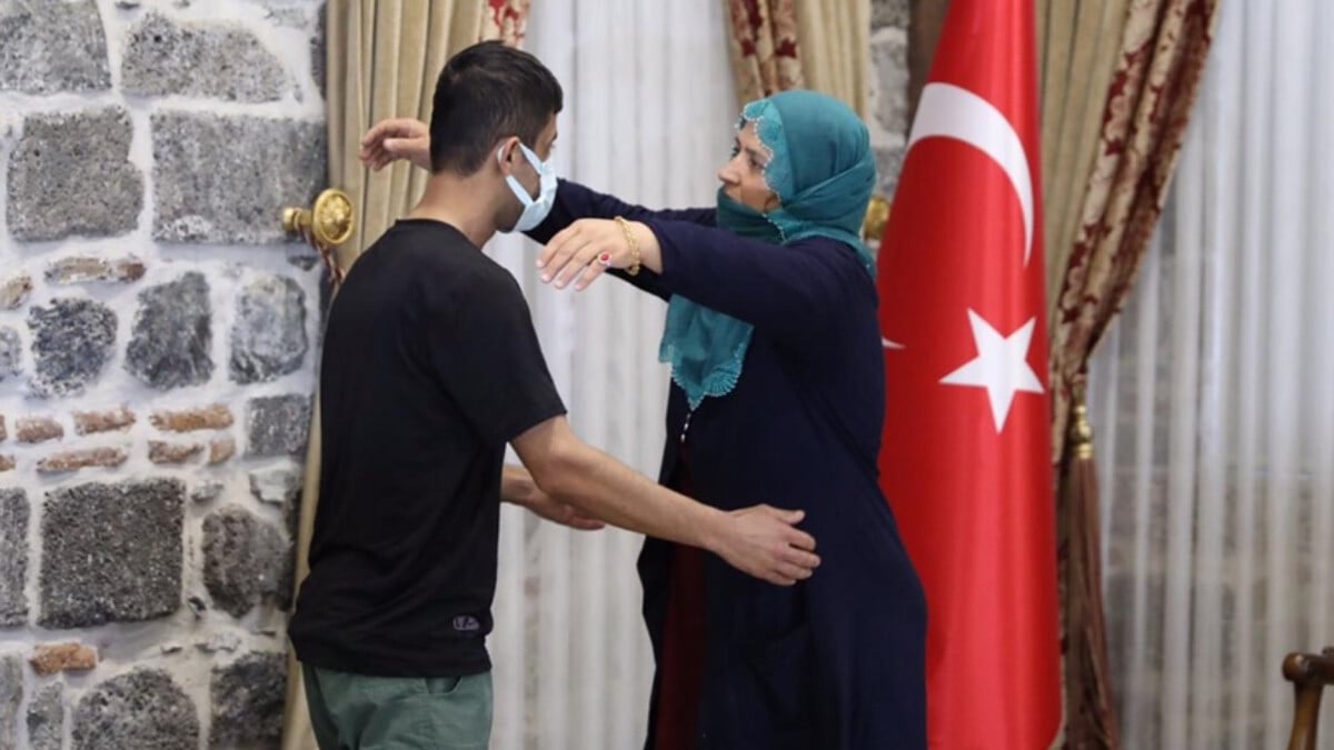 Diyarbakır annelerinden biri daha evladına kavuştu