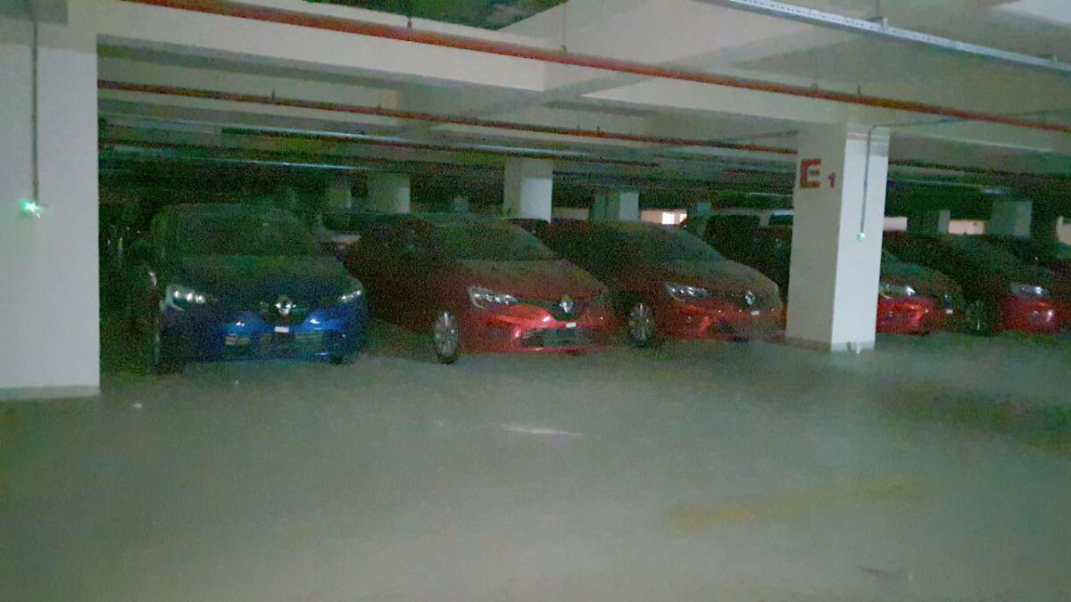 Diyarbakır Havalimanı otoparkında ambalajı üzerinde sıfır araç stoku