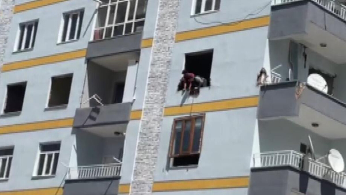 Diyarbakır’da depremde hasar gören binanın pencere ve korkulukları çalındı