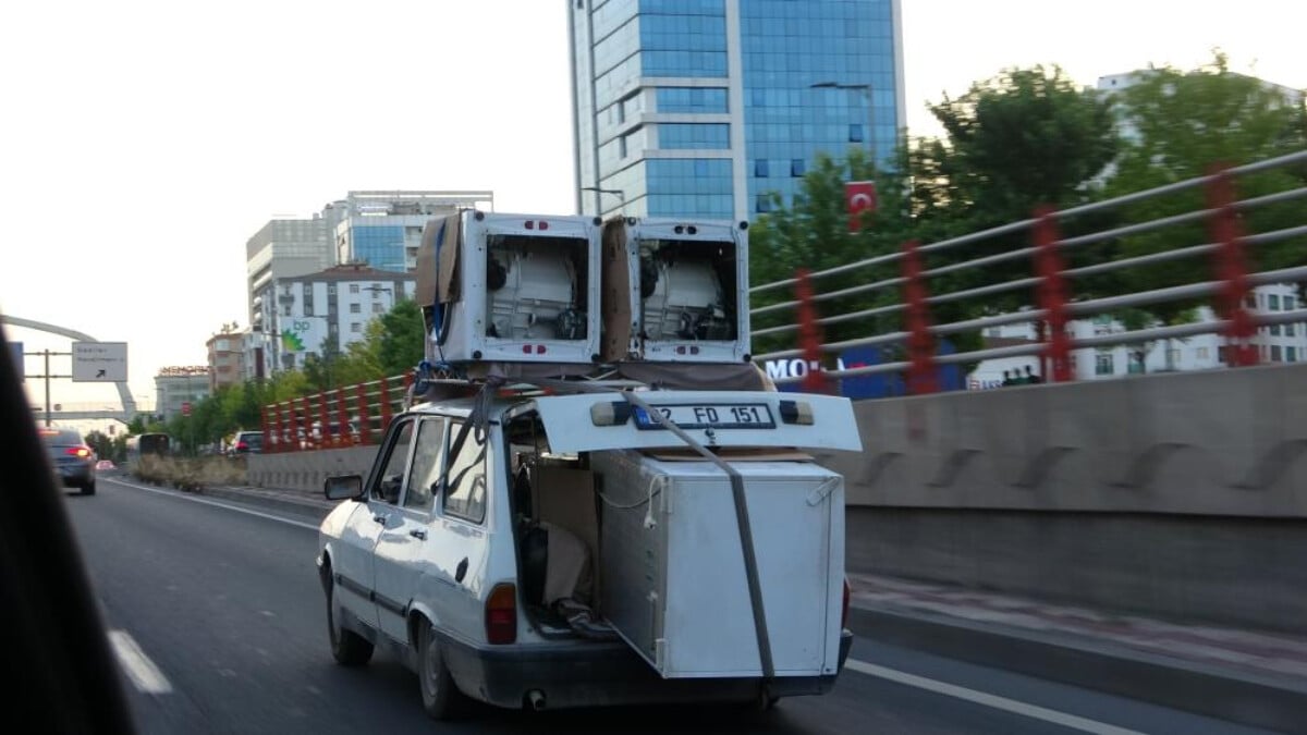 Diyarbakır’da eşya yüklü araç kazaya davetiye çıkardı