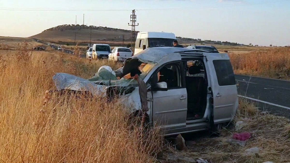 Diyarbakır’da hafif ticari araç takla attı: 1 ölü, 7 yaralı