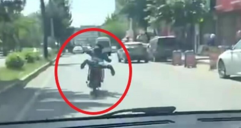 Diyarbakır’da küçük çocuk, yüzüstü yatarak motosiklet kullandı