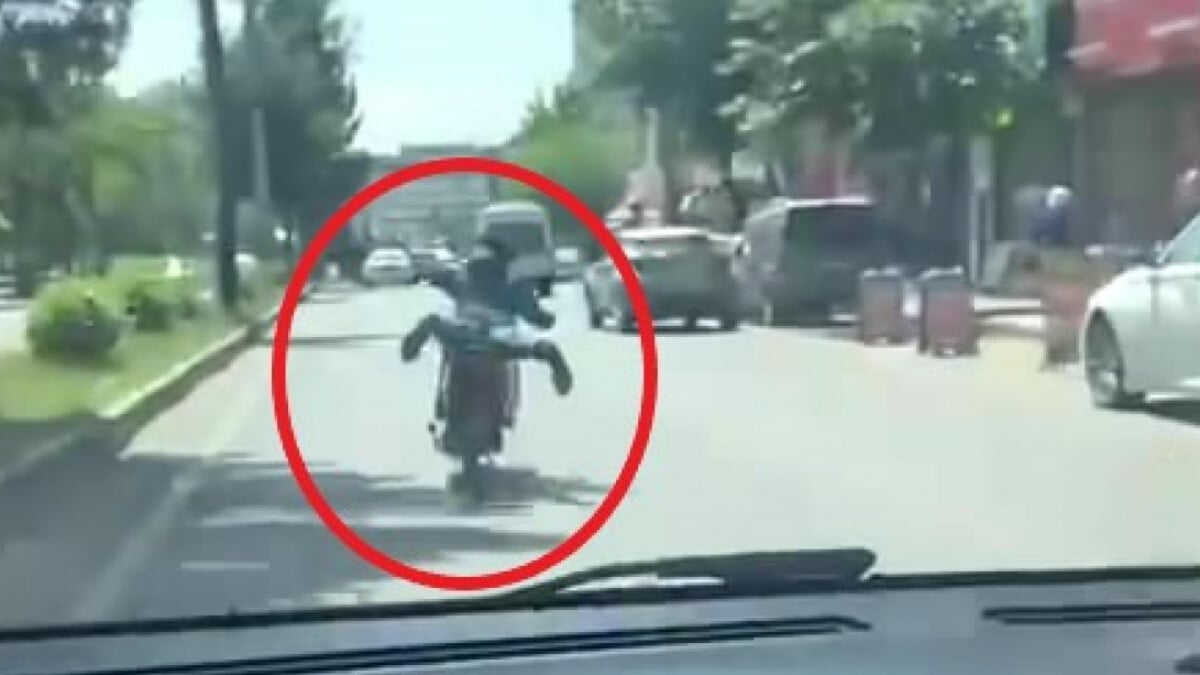 Diyarbakır’da küçük çocuk, yüzüstü yatarak motosiklet kullandı