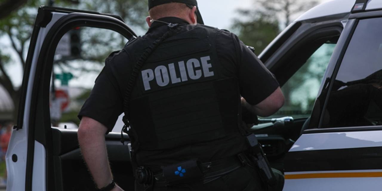 Dört yaşındaki kız çocuğu evdeki silahla kendini vurdu