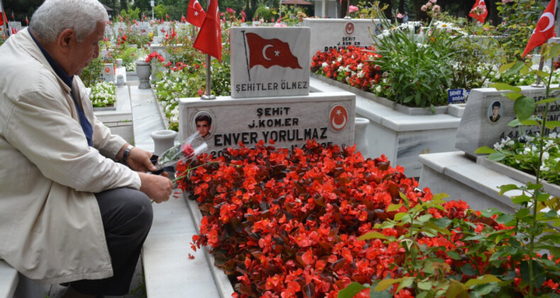 Edirnekapı Şehitliği’nde buruk Babalar Günü