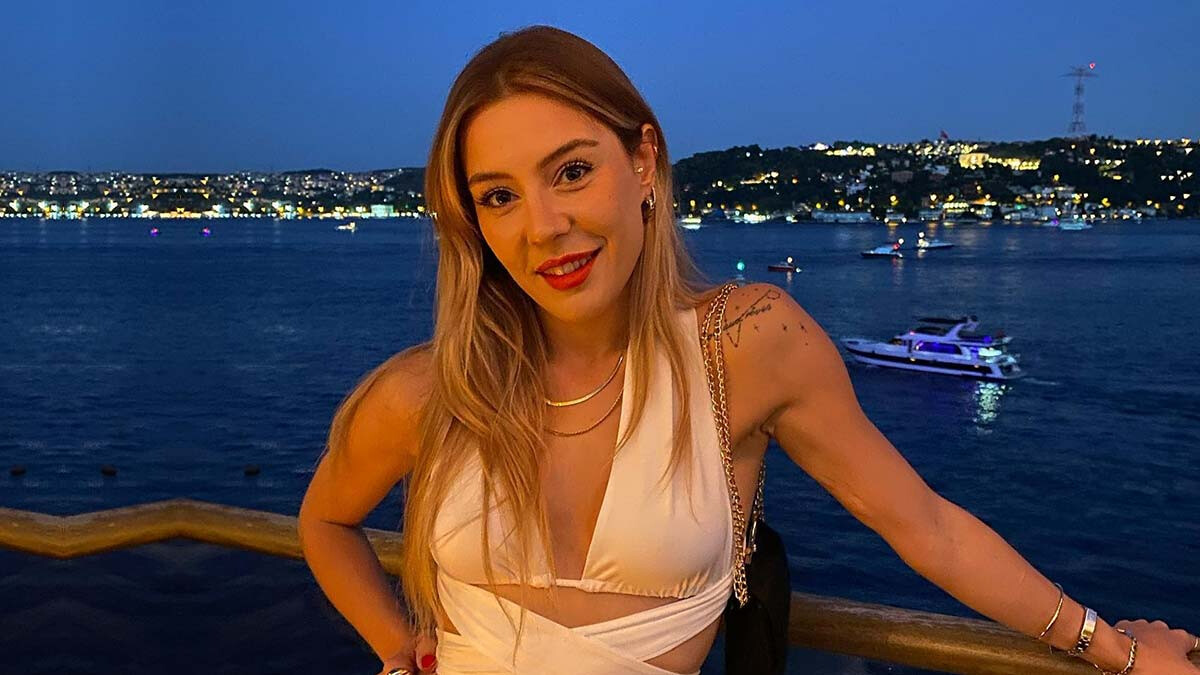 Ege Kökenli bikinili pozlarıyla kendine hayran bıraktı: ‘Hayat sana güzel’
