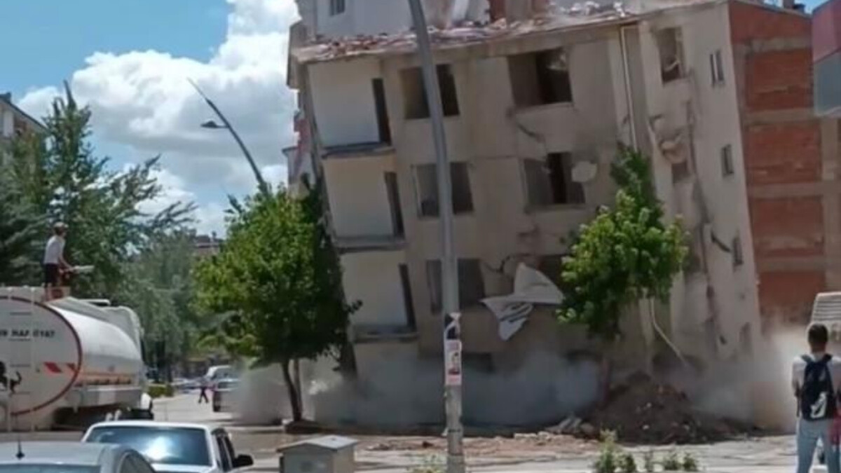 Elazığ’da ağır hasarlı binaya tek darbe yetti