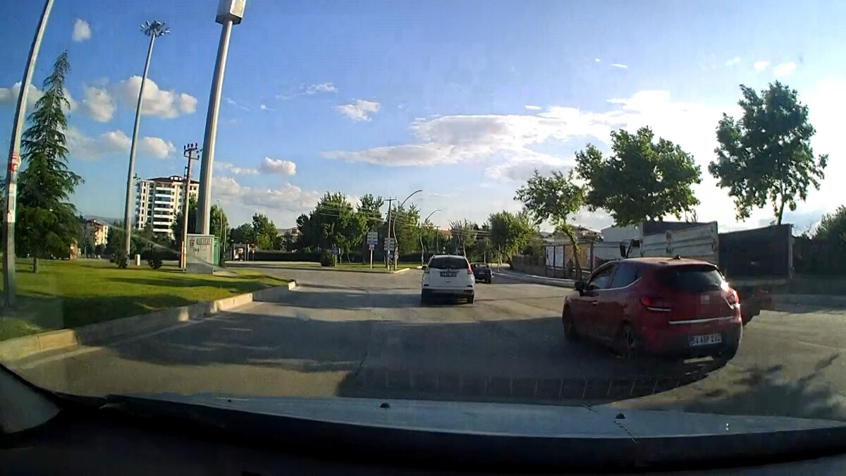 Elazığ’da makas atan sürücü kamerada