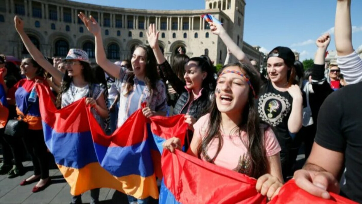 Ermenistan’da kadınlara gönüllü askerlik onayı