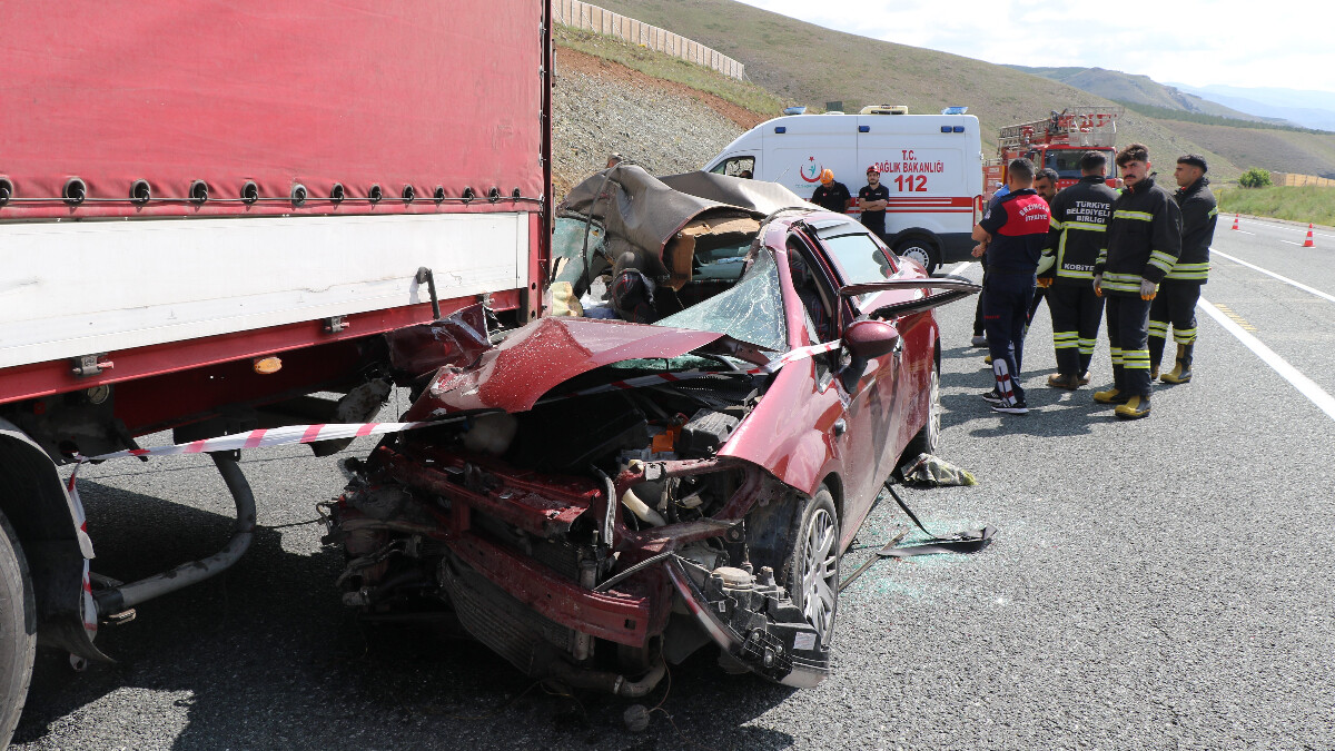 Erzincan’da feci kaza: Otomobil, tırın altına girdi