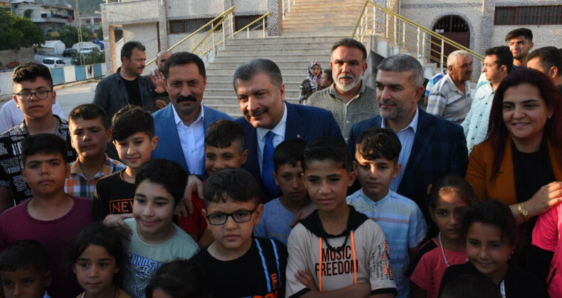 Fahrettin Koca bayramın ilk günü deprem bölgesinde! ‘Hatay’ımızı yalnız bırakmayacağız’