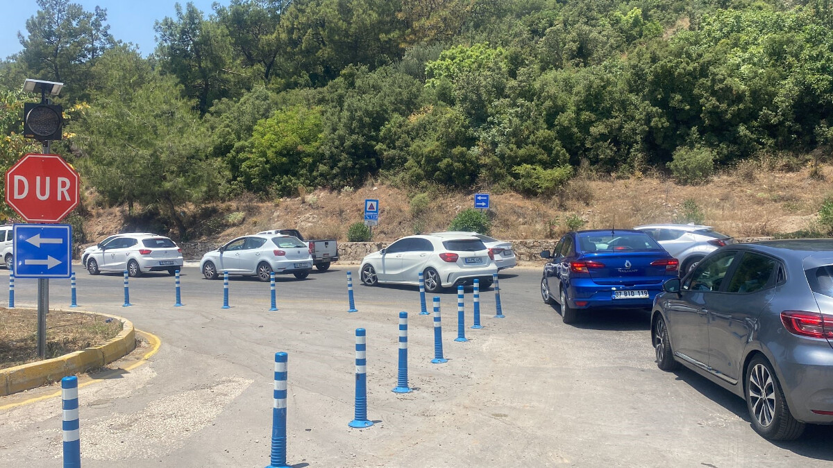 Fethiye’ye tatilci akını! 5 kilometre araç kuyruğu oluştu