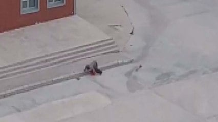 Fırtınada yürüyemeyen adamın imdadına polis yetişti