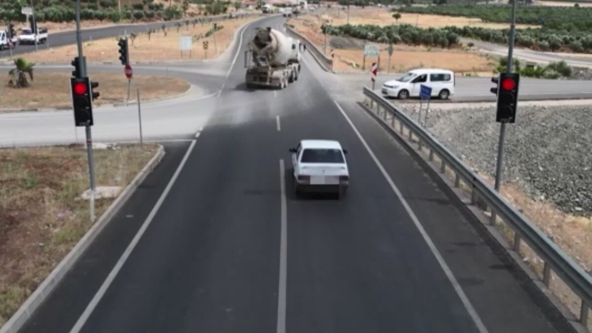 Gaziantep’te kazaya davetiye çıkaran görüntüler: Sadece 3 araç kırmızı ışıkta durdu