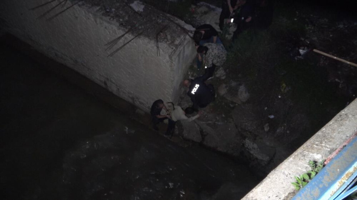 Gümüşhane’de çaya atlayan alkollü genci polis ve itfaiye ekipleri kurtardı