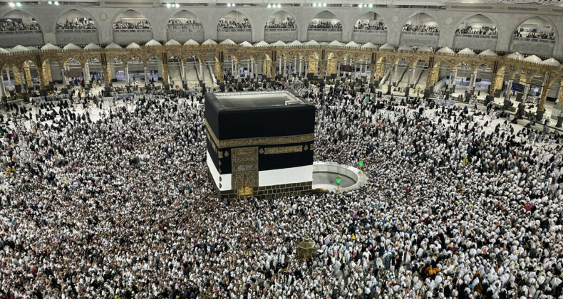 Hacı adayları Kurban Bayramı öncesi son cuma namazını Kabe’de kıldı