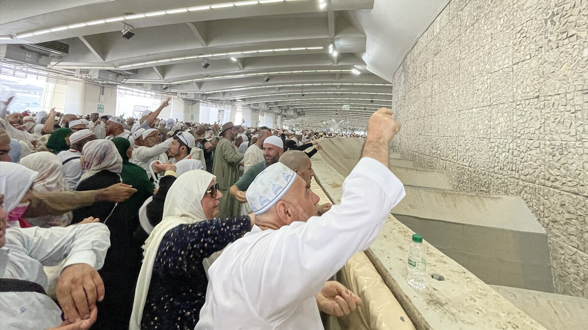 Hacılar şeytan taşladı