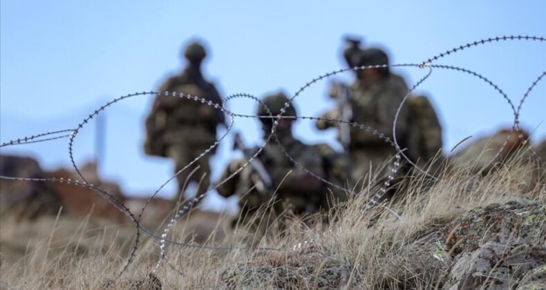 Hakkari’de bir PKK’lı terörist güvenlik güçlerine teslim oldu