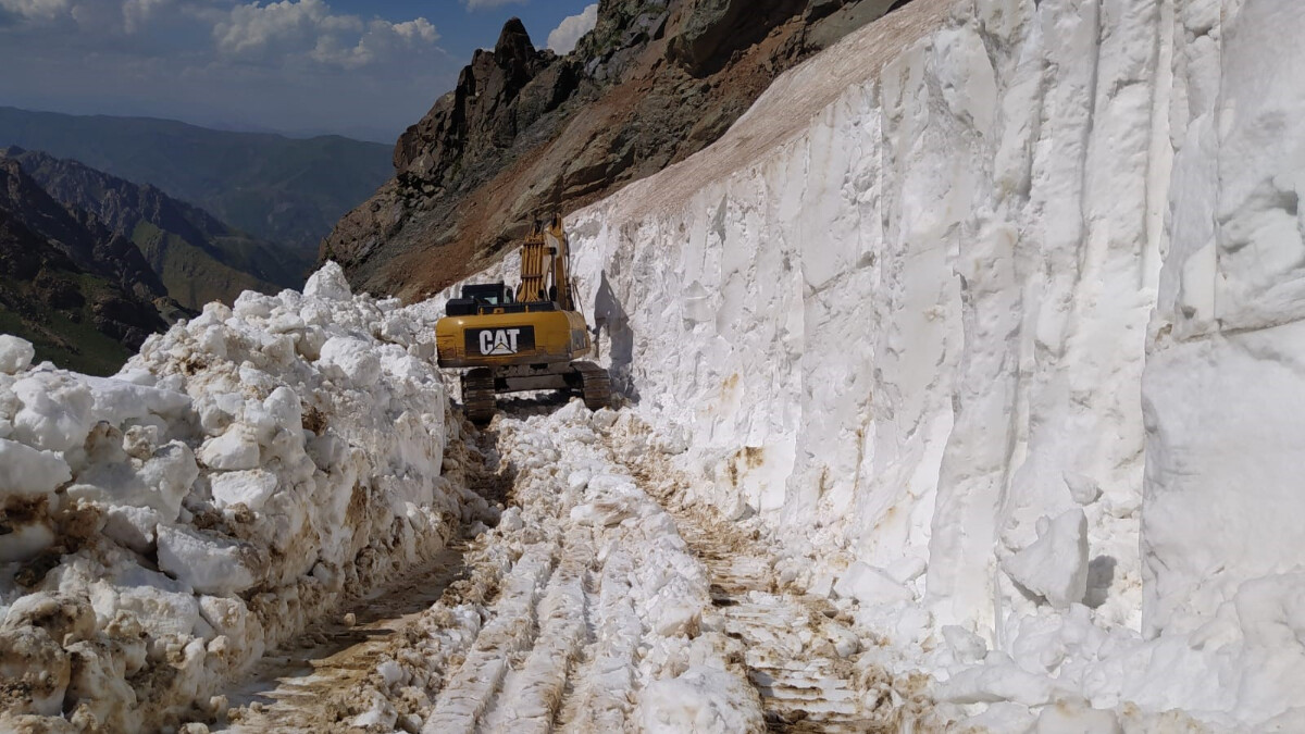 Hakkari’de haziran ayında 3 metre olan kar temizleniyor