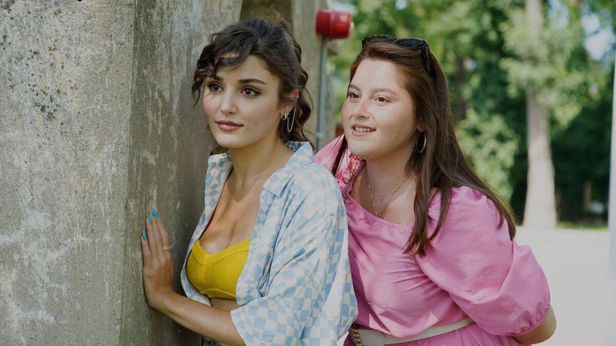 Hamam taşında cesur pozlar! Elçin Afacan’a yorum yağdı…