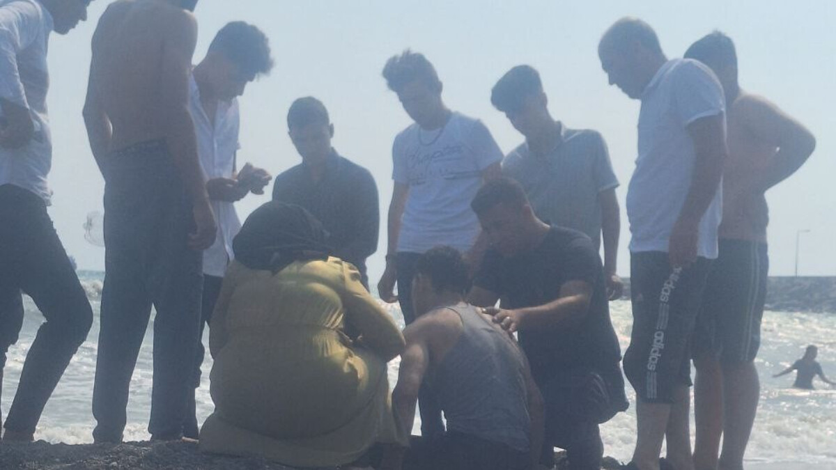 Hatay’da boğulma tehlikesi geçiren 2 gencin yardımına çevredikiler yetişti