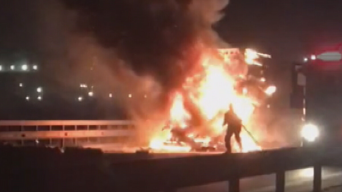 Hatay’da çarpışan tırlardan biri alev alev yandı: 1 yaralı