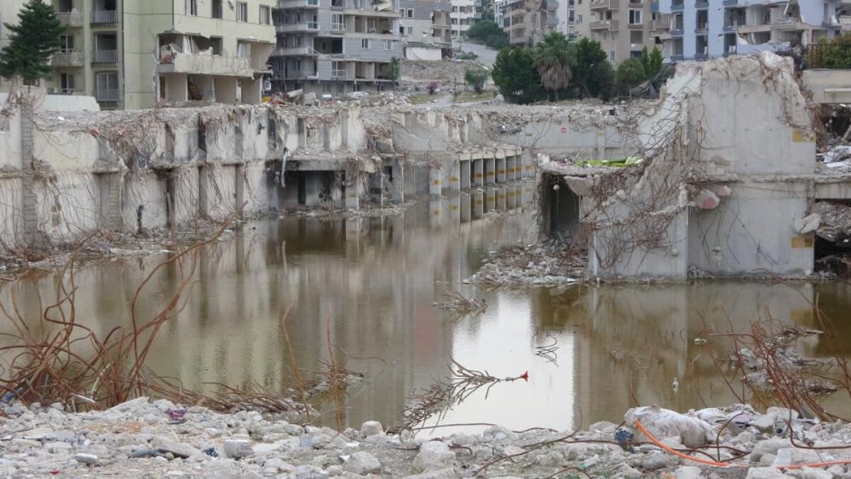 Hatay’da Rönesans Rezidans’ın enkazı suyla doldu