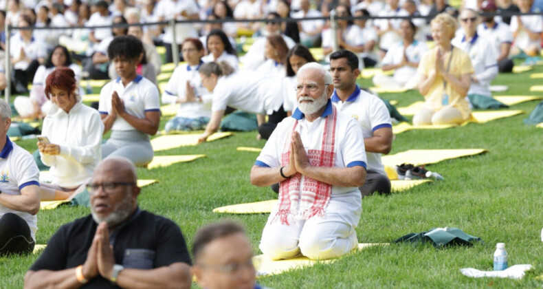 Hindistan Başbakanı Narendra Modi, 2 binden fazla kişiyle yoga yaptı