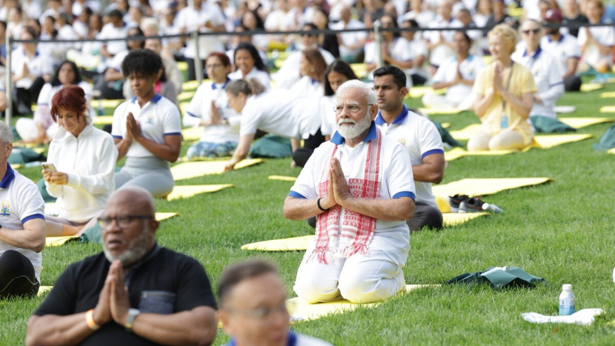 Hindistan Başbakanı Narendra Modi, 2 binden fazla kişiyle yoga yaptı