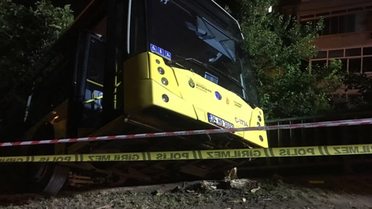 İstanbul Beykoz’da İETT otobüsü evin bahçesine düştü