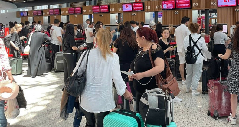 İstanbul Havalimanı’ndan bugün 251 bin 737 yolcu seyahat edecek