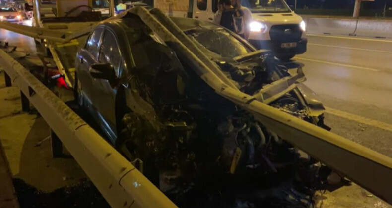 İstanbul Kadıköy’de otomobil bariyerlere çarptı: 1 yaralı