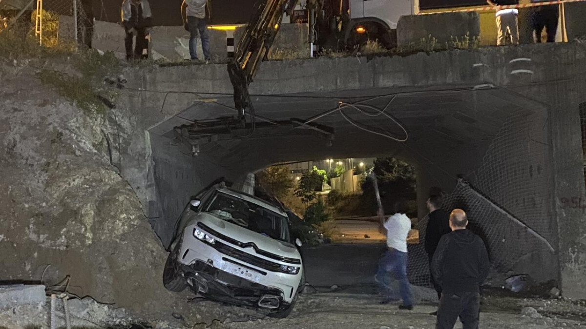 İstanbul Küçükçekmece’de otomobil şantiye çukuruna düştü