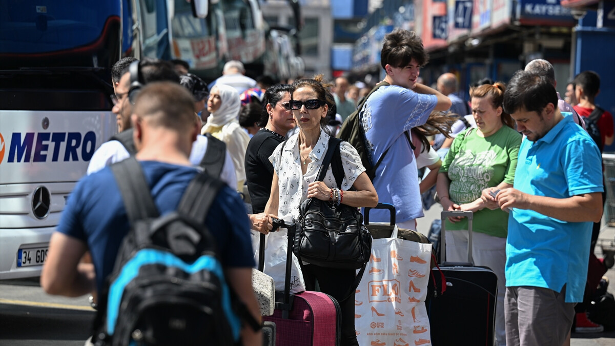 İstanbul Otogarında Kurban Bayramı yoğunluğu! Vatandaşlar bilet bulmakta zorlandı