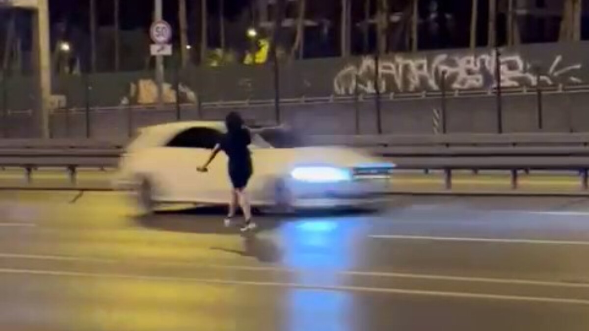 İstanbul’da E-5’in ortasında canını hiçe sayarak yürüdü