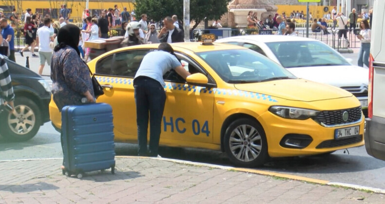 İstanbul’da iki kadın üst üste bindikleri iki taksiden indirildi