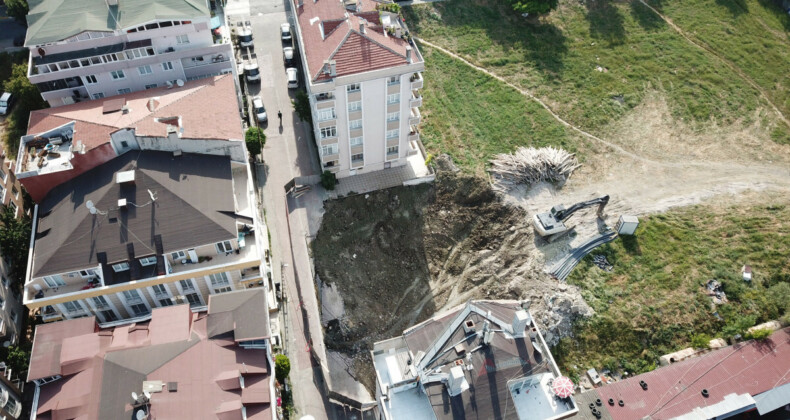 İstanbul’da inşaat temeli kazılırken yolda göçük oluştu