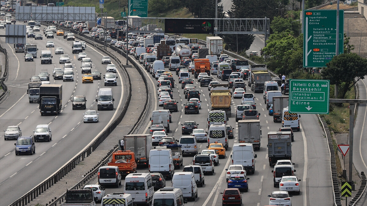 İstanbul’da karnelerin alınmasıyla trafik yoğunluğu başladı