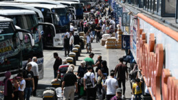 İstanbul’da otogar ve havalimanlarında Kurban Bayramı tatili yoğunluğu yaşanıyor